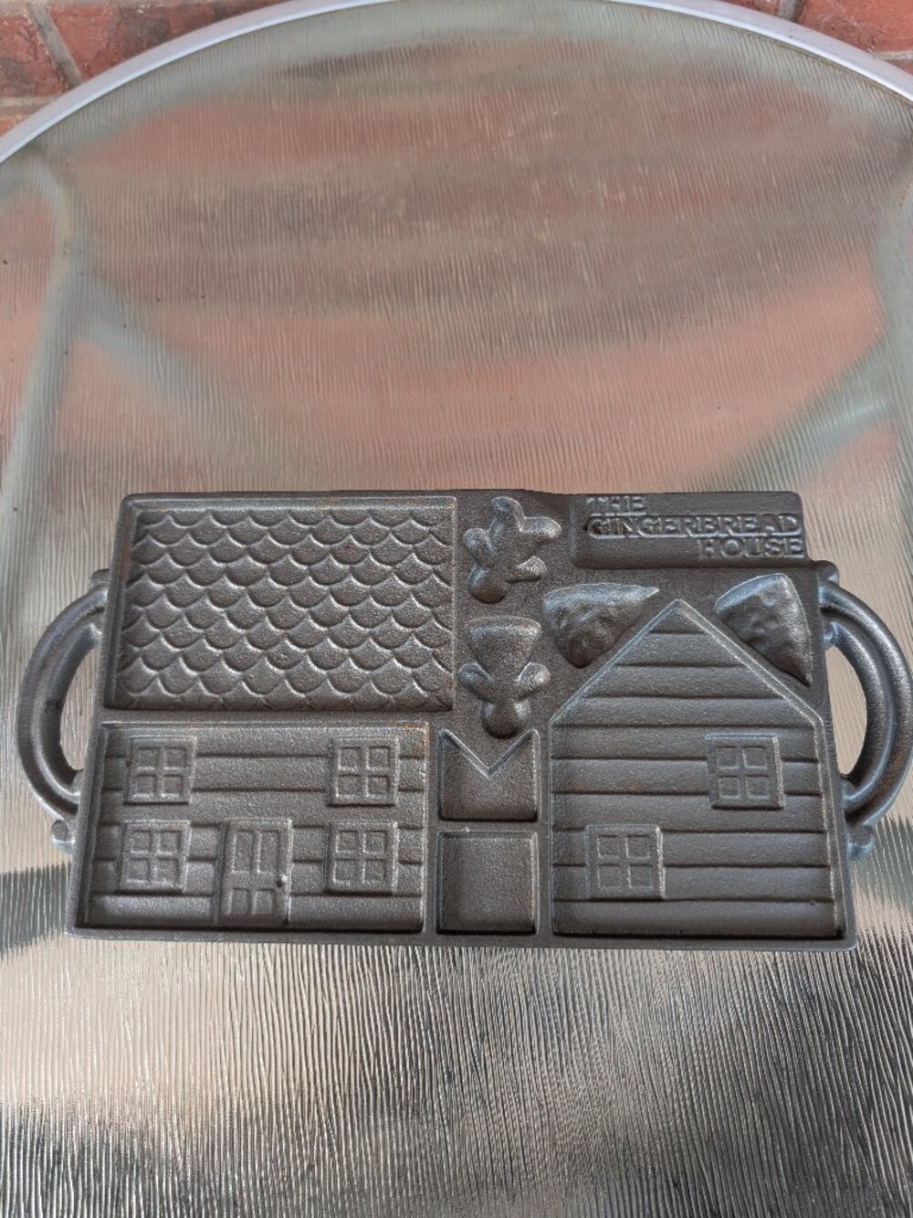 Vintage John Wright Co. Cast Iron Gingerbread Mold 1985